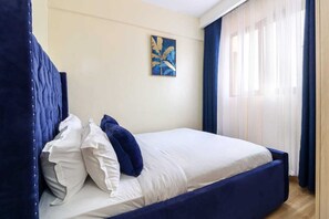 Apartamento clássico, varanda, vista para a cidade | Escrivaninha, espaço de trabalho para notebook