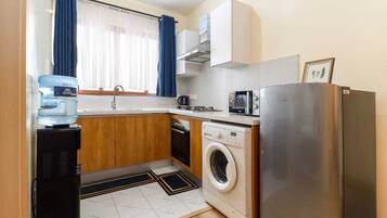 Classic-Apartment, Terrasse, Stadtblick | Eigene Küche | Großer Kühlschrank, Mikrowelle, Ofen, Herdplatte