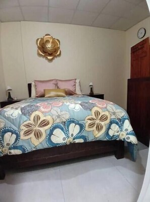2 chambres, fer et planche à repasser, Wi-Fi, draps fournis