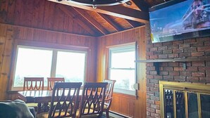 Living area - Oak Harbor Lake Erie Beach Front Cabin 3Bed 1Bath (Oak Harbor)