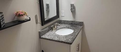Secadora de cabello, toallas, jabón, papel de baño