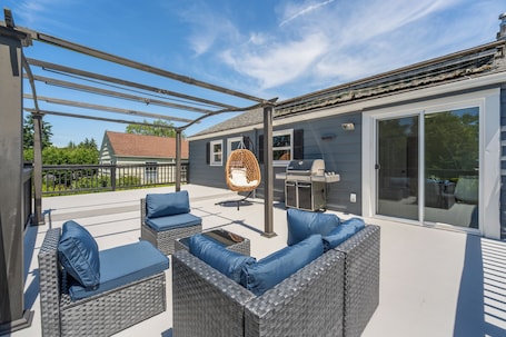 Terrace/patio. Spacious 3-bedroom house in terrific Seattle with AC