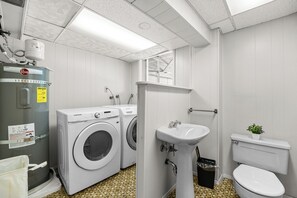 Haartrockner, Handtücher, Seife, Toilettenpapier