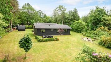 Een modern huis met een verzorgd gazon en een klein terras.