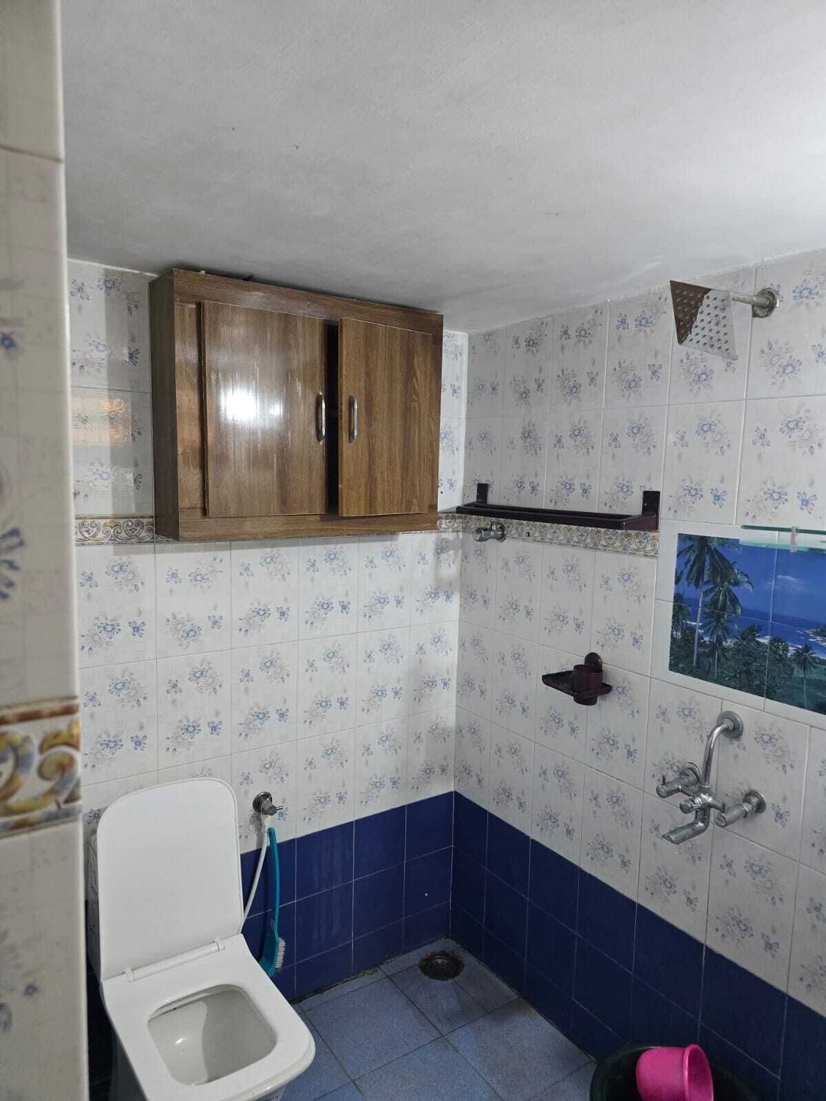 Un baño con inodoro, ducha y lavamanos.