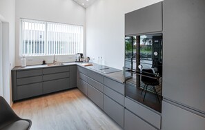 Wasserkocher mit Kaffee-/Teezubehör, Kühlschrank, Mikrowelle, Ofen