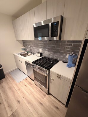 Private kitchen - Chic Urban Luxury Retreat 1Bedroom Apartment (Los Angeles)