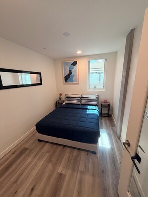 Iron/ironing board, WiFi, bed sheets - Chic Urban Luxury Retreat 1Bedroom Apartment (Los Angeles)