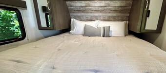 Romantic Peaceful Country RV Escape - King Bed, Firepit, Private, Outdoor Living