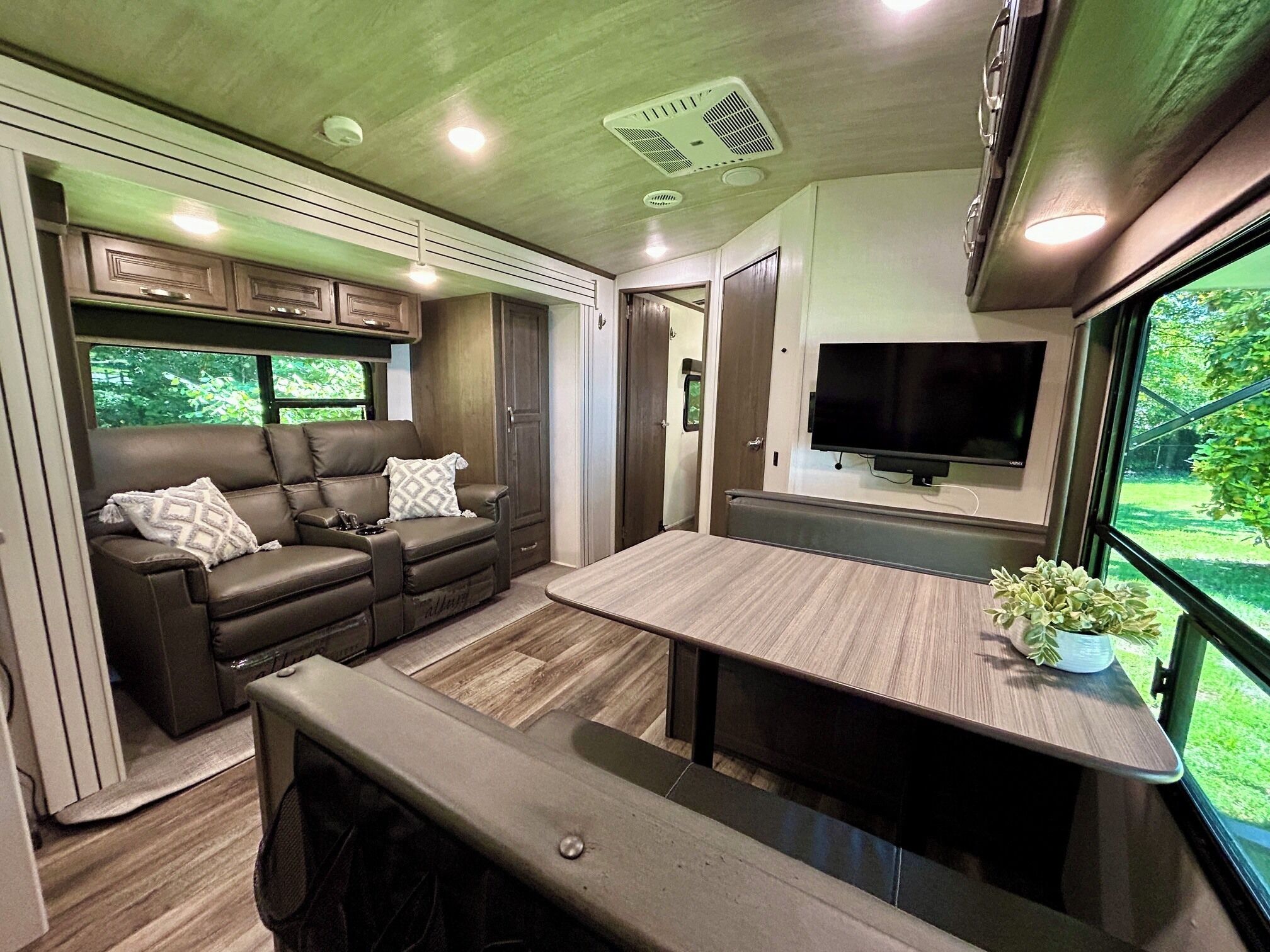 Romantic Peaceful Country Rv Escape - King Bed, Firepit, Private, Outdoor Living - Washington
