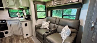 Romantic Peaceful Country RV Escape - King Bed, Firepit, Private, Outdoor Living