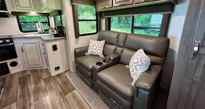 Romantic Peaceful Country RV Escape - King Bed, Firepit, Private, Outdoor Living