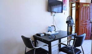 Standard Single Room, Balcony, City View | Tempat makan
