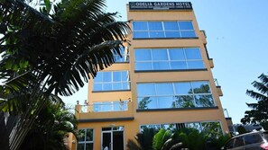 Monikerroksinen hotelli, jonka kyltissä lukee: ”Odelia Gardens Hotel”.