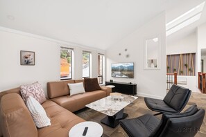 Smart TV, fireplace - Stunning 4BR Retreat - Indoor Pool and Sauna (West Vancouver)