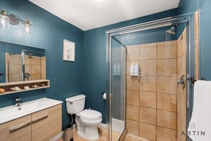 Douche, baignoire à jets, sèche-cheveux, serviettes fournies
