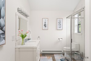 Shower, jetted bath, hair dryer, towels - Stunning 4BR Retreat - Indoor Pool and Sauna (West Vancouver)