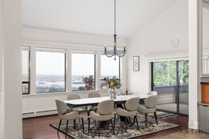 Dining - Stunning 4BR Retreat - Indoor Pool and Sauna (West Vancouver)