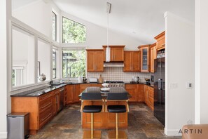Fridge, microwave, oven, stovetop - Stunning 4BR Retreat - Indoor Pool and Sauna (West Vancouver)