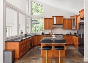 Wasserkocher mit Kaffee-/Teezubehör, Kühlschrank, Mikrowelle, Ofen
