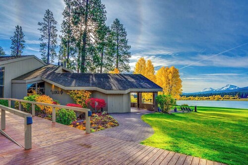 Black Butte Retreat w Resort Amenities, Near Hiking and Bike Trails