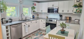 Private kitchen - Live Like a Local in Charming Dunedin Florida. Walk to TD Ballpark and downtown. (Dunedin)