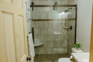 Shower, towels, soap, toilet paper - Lovely 4-bedroom cabin with AC in pleasant Shoals (Shoals)