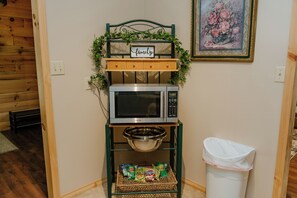 Interior - Lovely 4-bedroom cabin with AC in pleasant Shoals (Shoals)