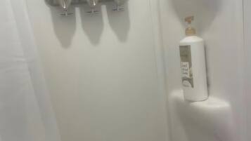 Haartrockner, Handtücher, Seife, Toilettenpapier