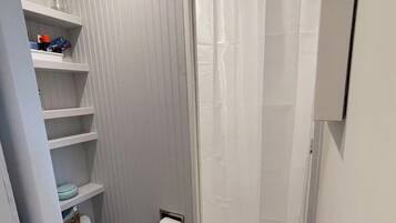 Haartrockner, Handtücher, Seife, Toilettenpapier