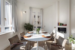 A dining area with a round table, chairs, and a potted plant. - Maggi Milano - Design retreat in Milan’s most desirable neighborhood. (Milano)