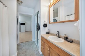 Bathroom - Delightful 2-bedroom apartment in South Sandpoint perfect for your getaway. (Sandpoint)