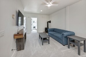 Living area - Delightful 2-bedroom apartment in South Sandpoint perfect for your getaway. (Sandpoint)