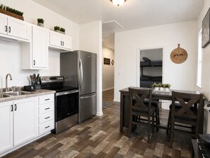 Private kitchen - Two bedroom apartment close to Zoo, Down Town. (Omaha)