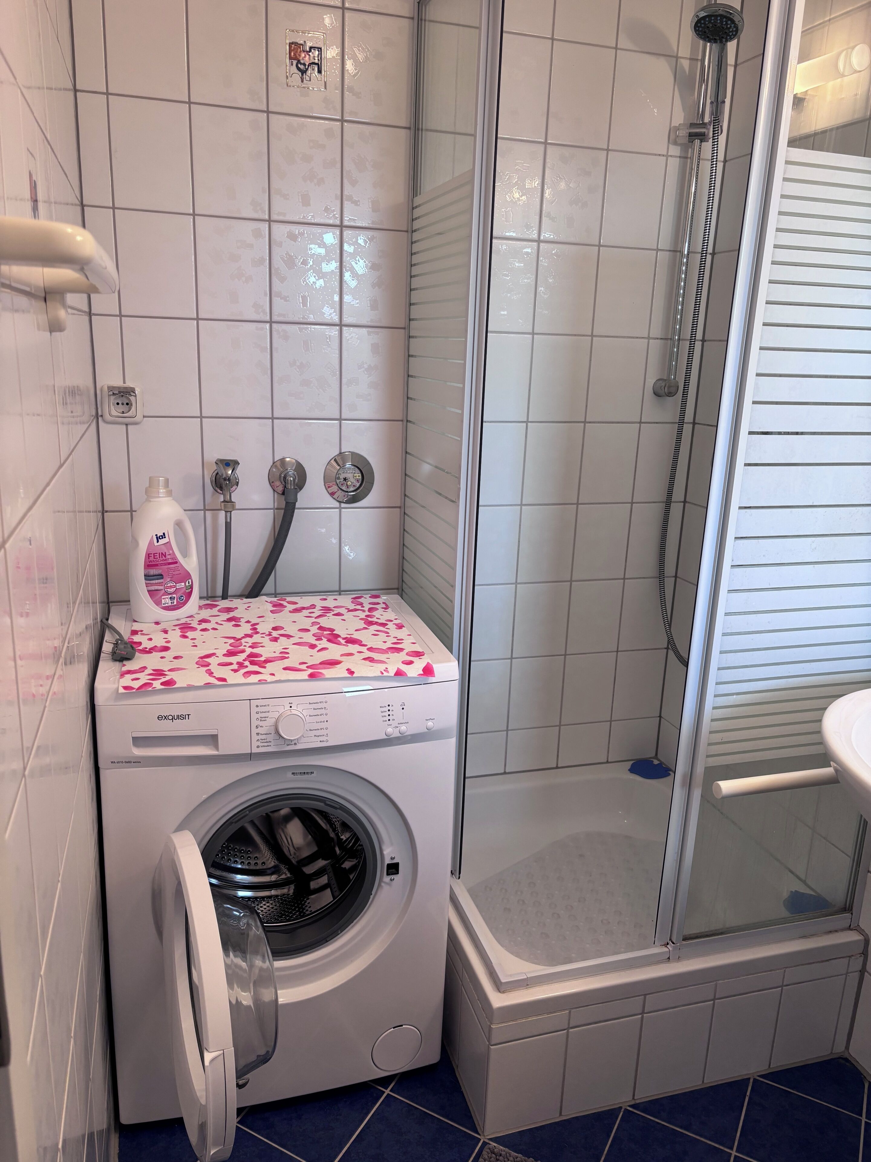 Regadera, jabón, papel de baño 