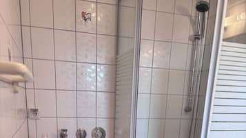 Regadera, jabón, papel de baño