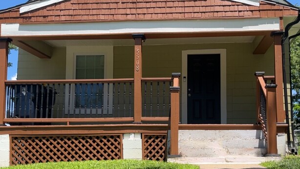 A two-story house with a front porch, a mailbox, and a well-maintained lawn. - World Cup Gem 12 minutes from all attractions (Kansas City)
