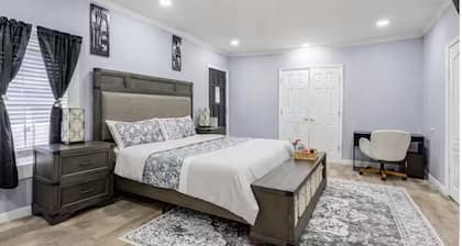 Comfortable 4BR•2 King Beds• Near Arbor Place Mall