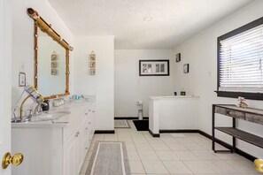 A bathroom with a vanity, a mirror, a sink, a toilet, and a window with blinds. - Comfortable 4BR•2 King Beds• Near Arbor Place Mall (Douglasville)