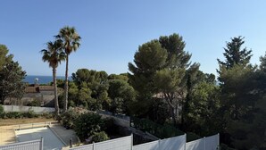 A residential area with a view of the sea, surrounded by trees and a white fence. - Vilabahia, a peaceful getaway just a stone's throw from the sea (Sète)