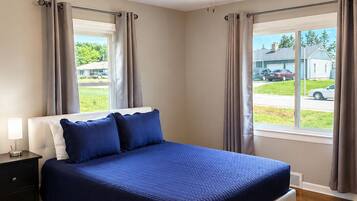 4 bedrooms, iron/ironing board, WiFi, bed sheets