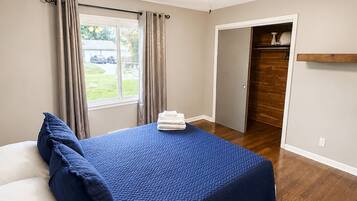 4 bedrooms, iron/ironing board, WiFi, bed sheets