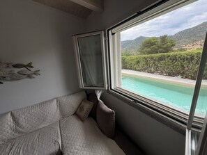 Tabla de planchar con plancha, wifi y ropa de cama
