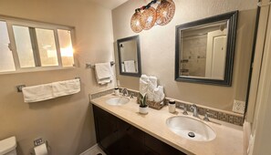 Secadora de cabello, bidet, toallas, jabón 