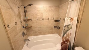 Secadora de cabello, bidet, toallas, jabón 