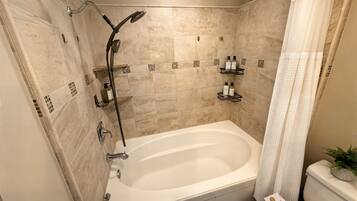 SĂšche-cheveux, bidet, serviettes fournies, savon