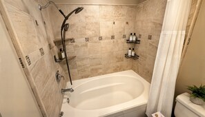 Asciugacapelli, bidet, asciugamani, sapone