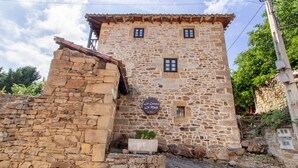 Um edifício de pedra com uma placa que diz 'La Casa de la Mojada'.