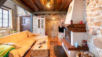 Una televisión, una chimenea