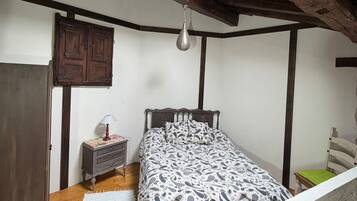 Een strijkplank/strijkijzer, wifi, beddengoed